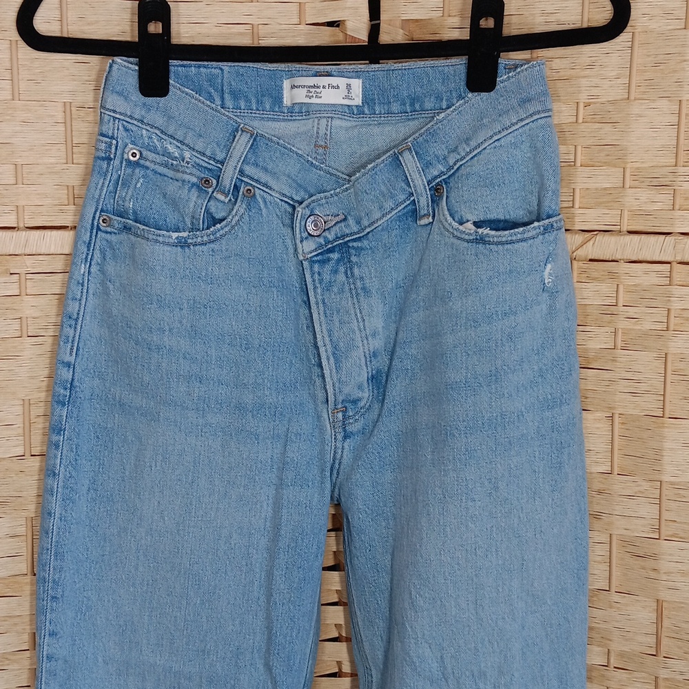 A&F The Dad High Rise Light Wash Crossover Waist Button Fly 26 2 Short - Picture 3 of 8